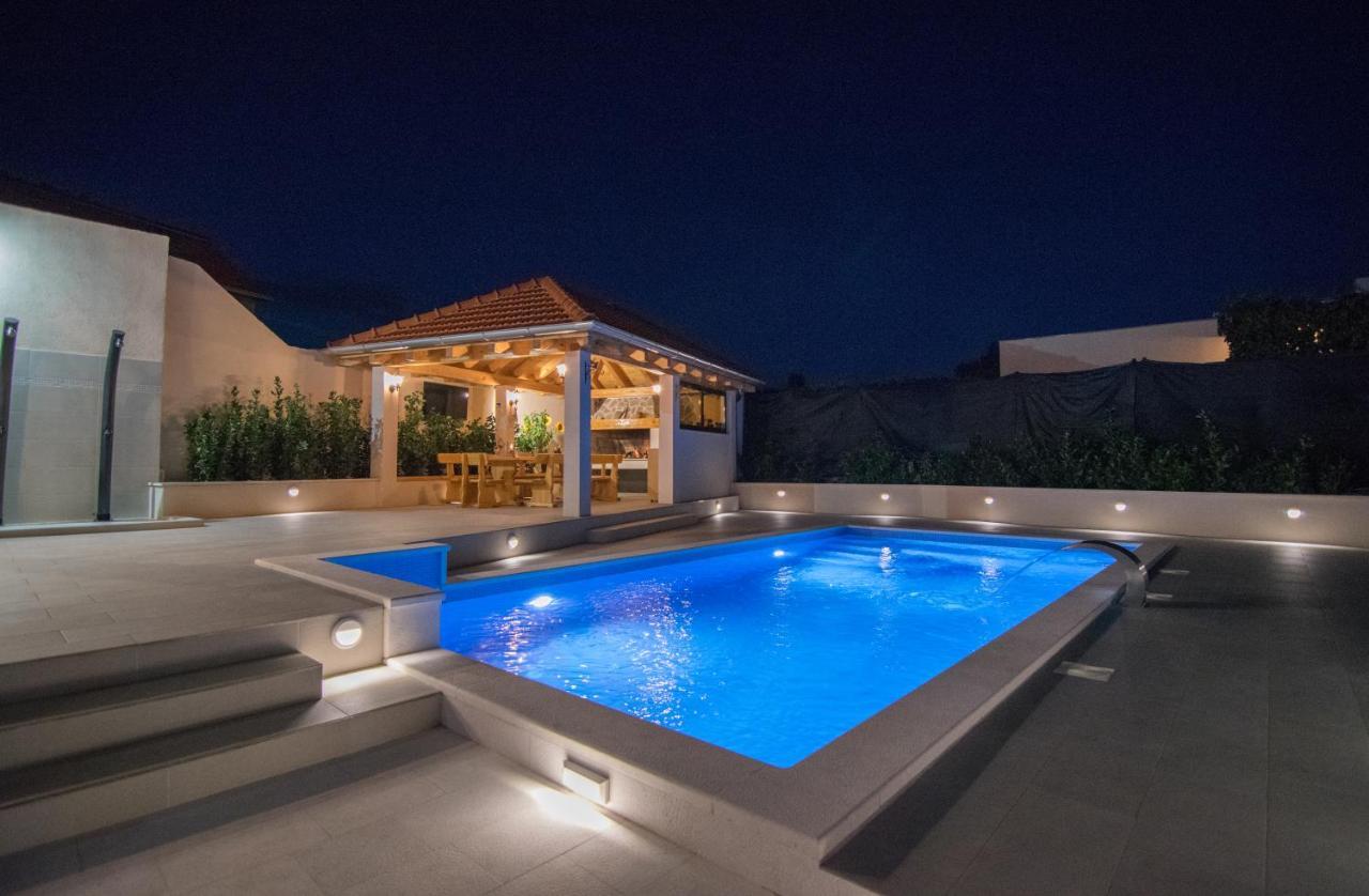 Villa Milena With Heated Pool And Jacuzzi Kostanje Exterior photo